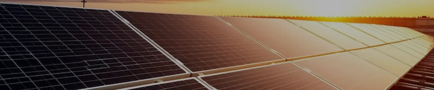 Technicien Solux lors d'une installation de panneaux solaires au Sénégal